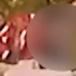 Promotora em júri popular, exibindo provas sobre a morte de Moïse