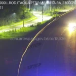 Cena de atropelamento fatal na Rodovia Ayrton Senna com polícia e perícia