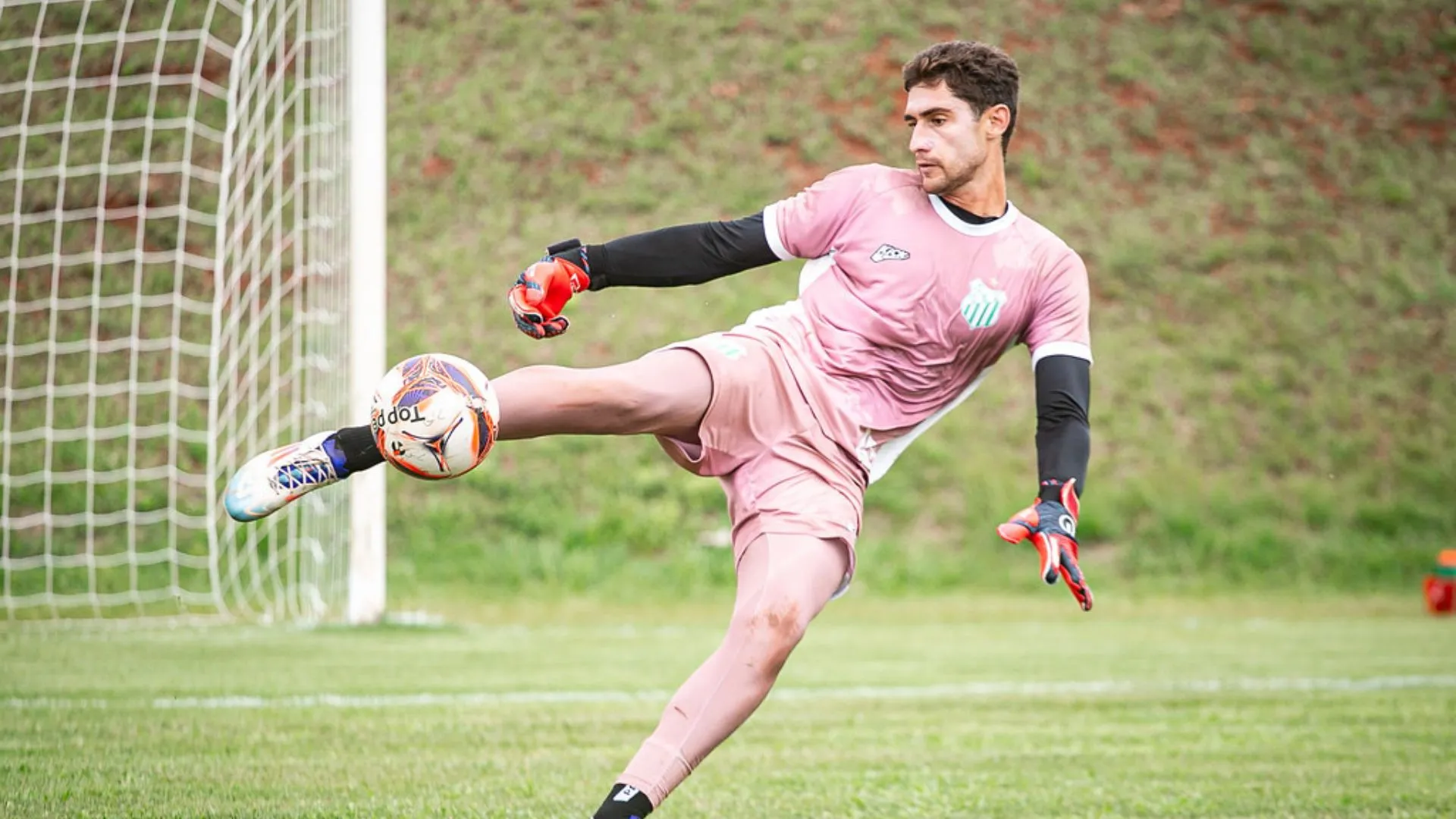 Pedro Caracoci, goleiro do Amazonas FC, em campo após retorno de empréstimo.