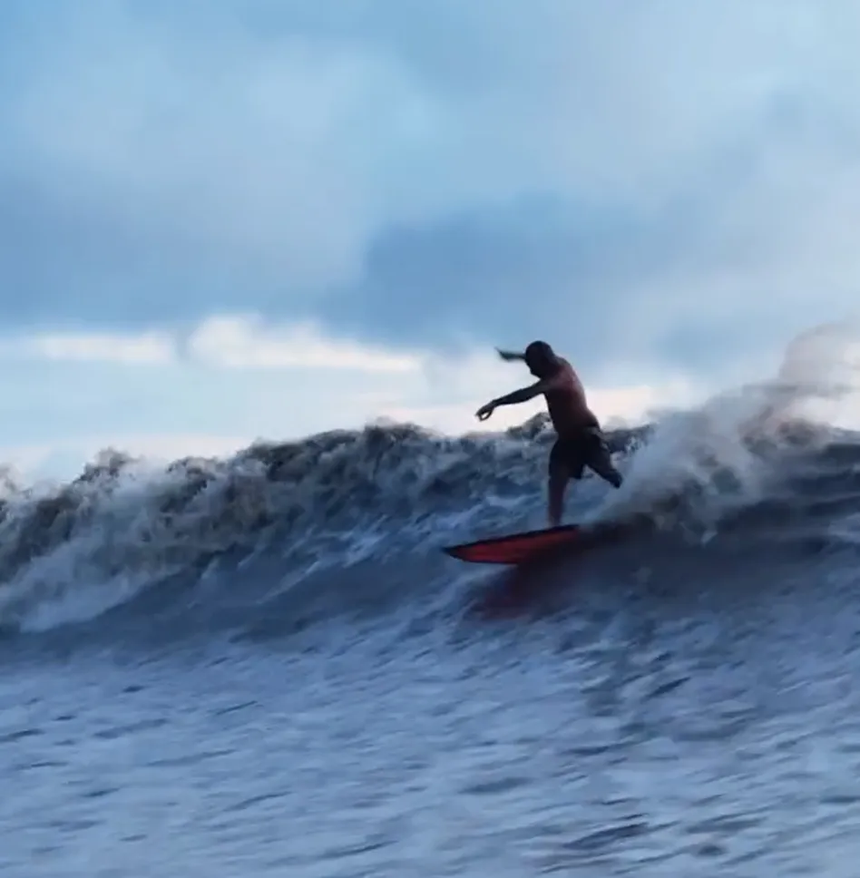 Surfista Pedro Scooby na Pororoca do Maranhão
