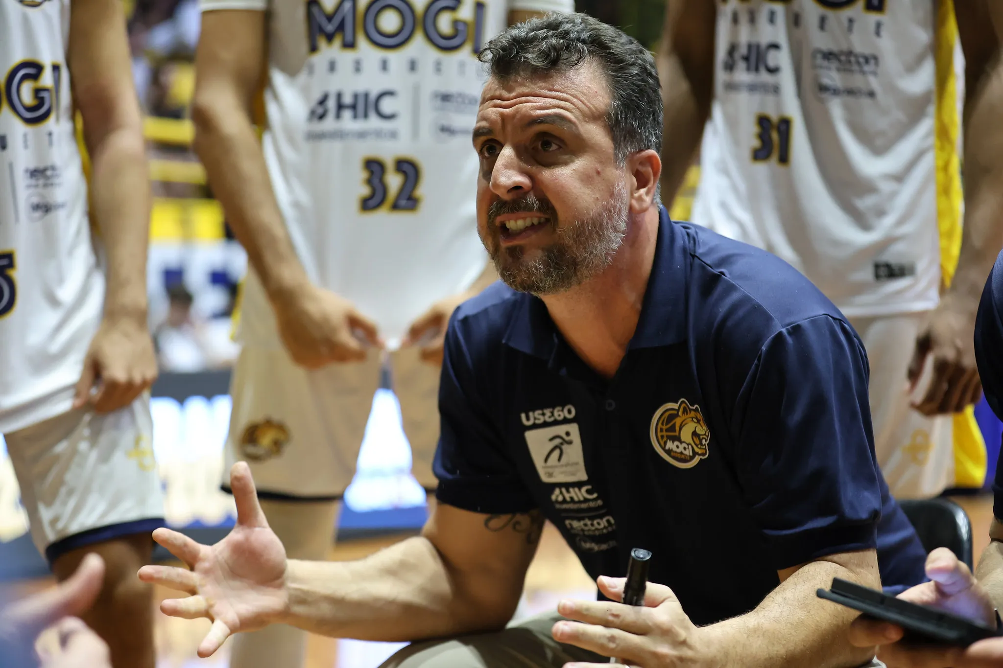 Jogadores do Mogi Basquete e técnico Fernando Penna em quadra