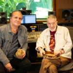 Airto Moreira e Ricardo Bacelar no estúdio, gravando o álbum 'Maracanós'