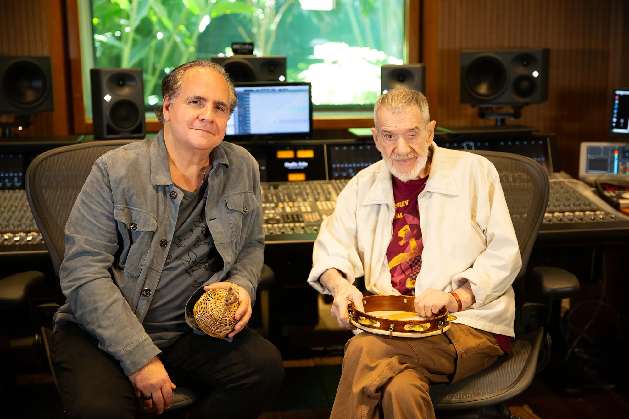Airto Moreira e Ricardo Bacelar no estúdio, gravando o álbum 'Maracanós'