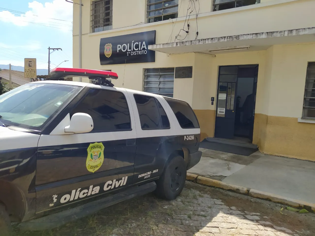 Cachorro rottweiler em quintal de casa onde mulher foi encontrada morta em Mogi das Cruzes