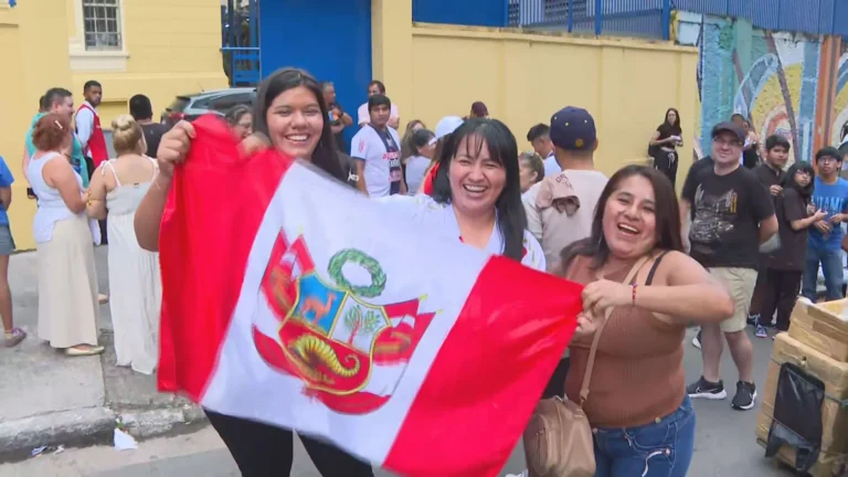 Fila de peruanos votando na Avenida Paulista em São Paulo