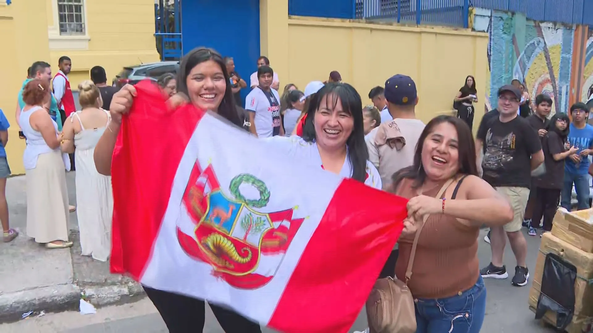 Fila de peruanos votando na Avenida Paulista em São Paulo