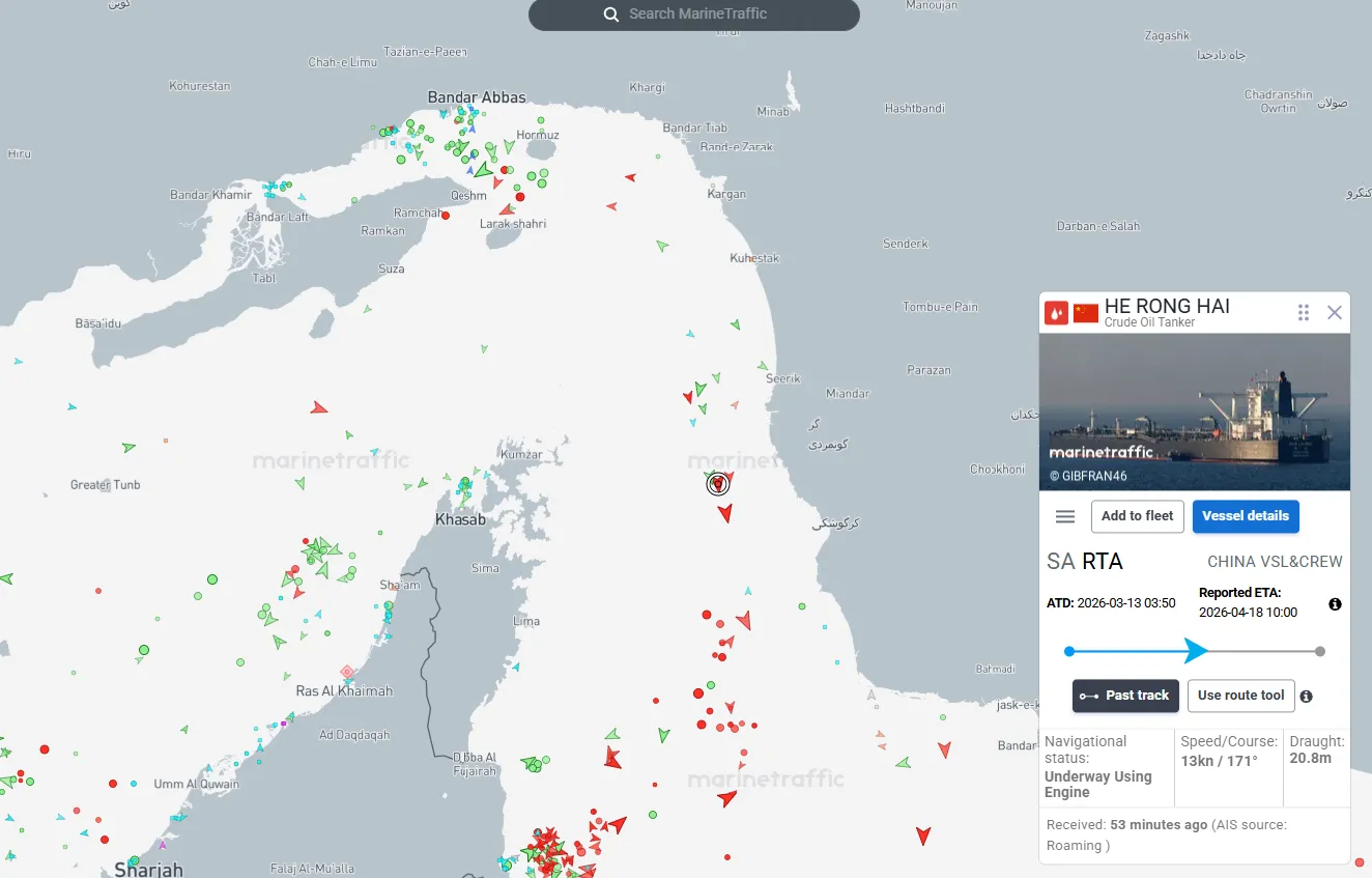 Navios-tanque chineses passando pelo Estreito de Ormuz