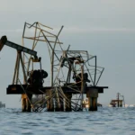 Petroleiro e navio de guerra dos EUA no Estreito de Ormuz em meio a bloqueio do Irã