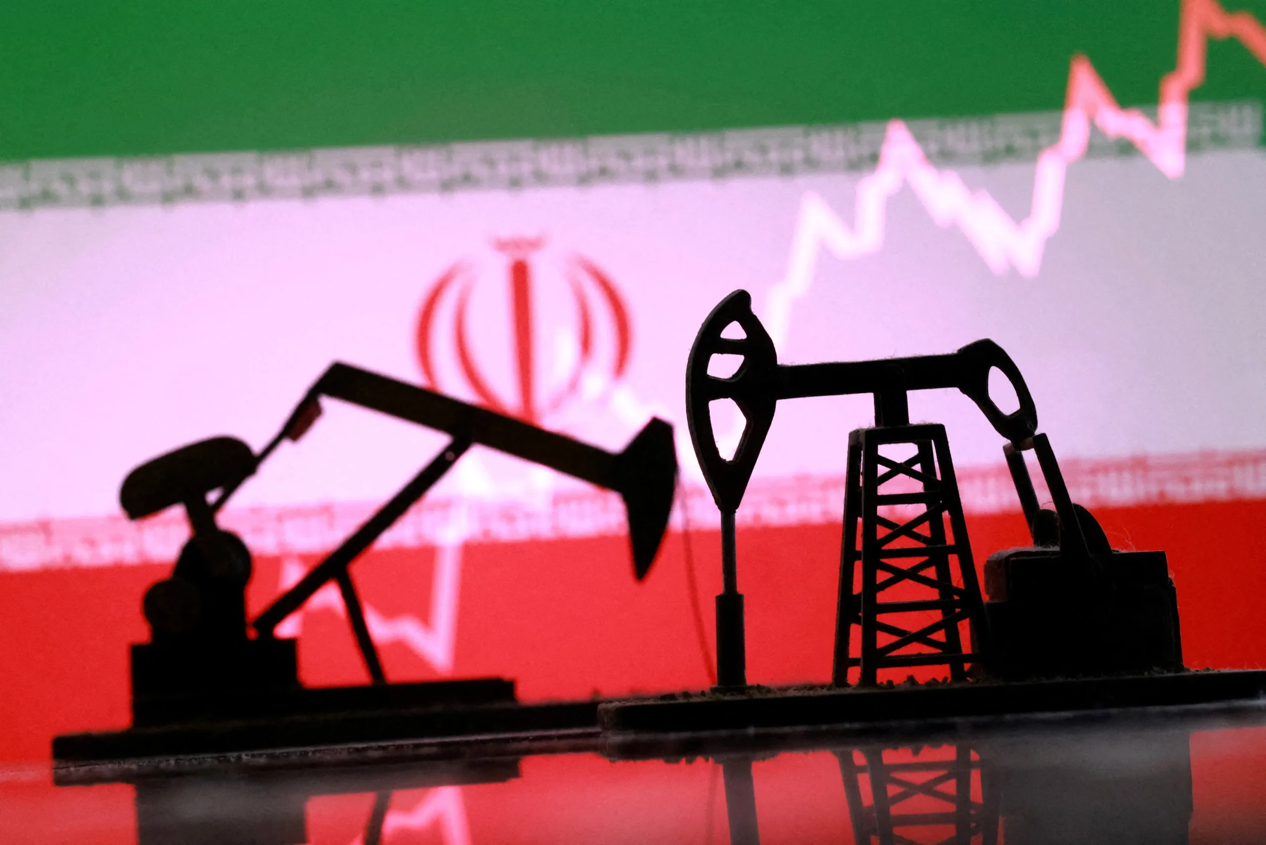 Bombas de petróleo iranianas no deserto, símbolo de tensões no Estreito de Ormuz