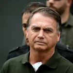 Jair Bolsonaro com dor no ombro direito, aguardando cirurgia