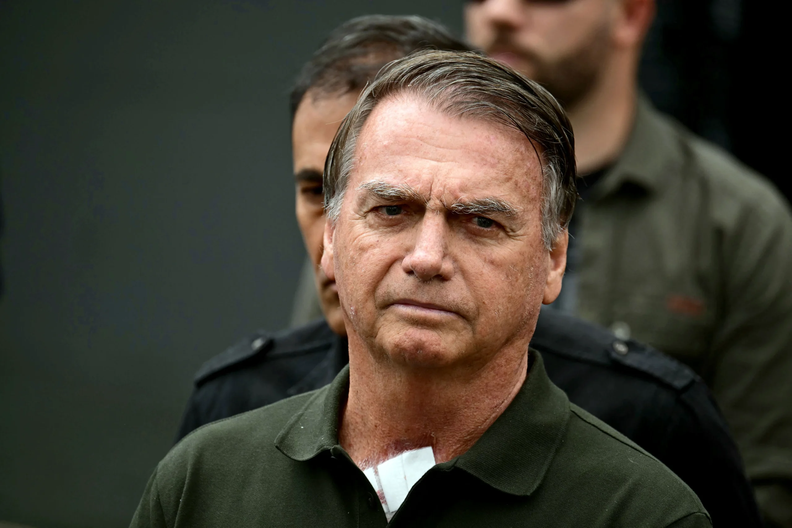 Jair Bolsonaro com dor no ombro direito, aguardando cirurgia