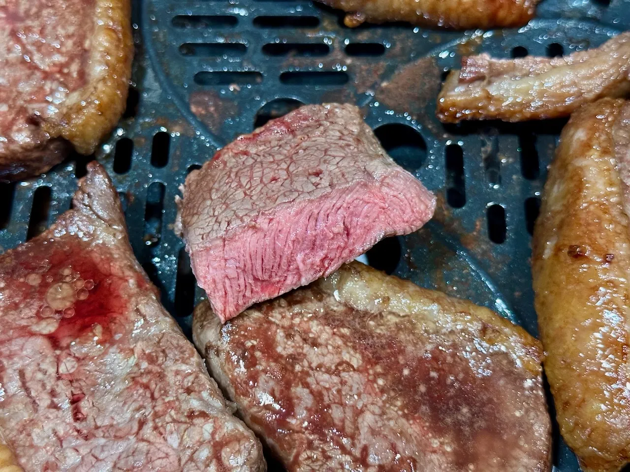 Picanha brasileira grelhada com gordura, em destaque global de culinária