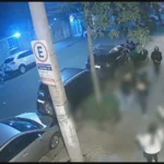 Pessoas andando em Pinheiros, São Paulo, atentas ao redor, com celulares, simbolizando a preocupação com roubos e furtos de celular.