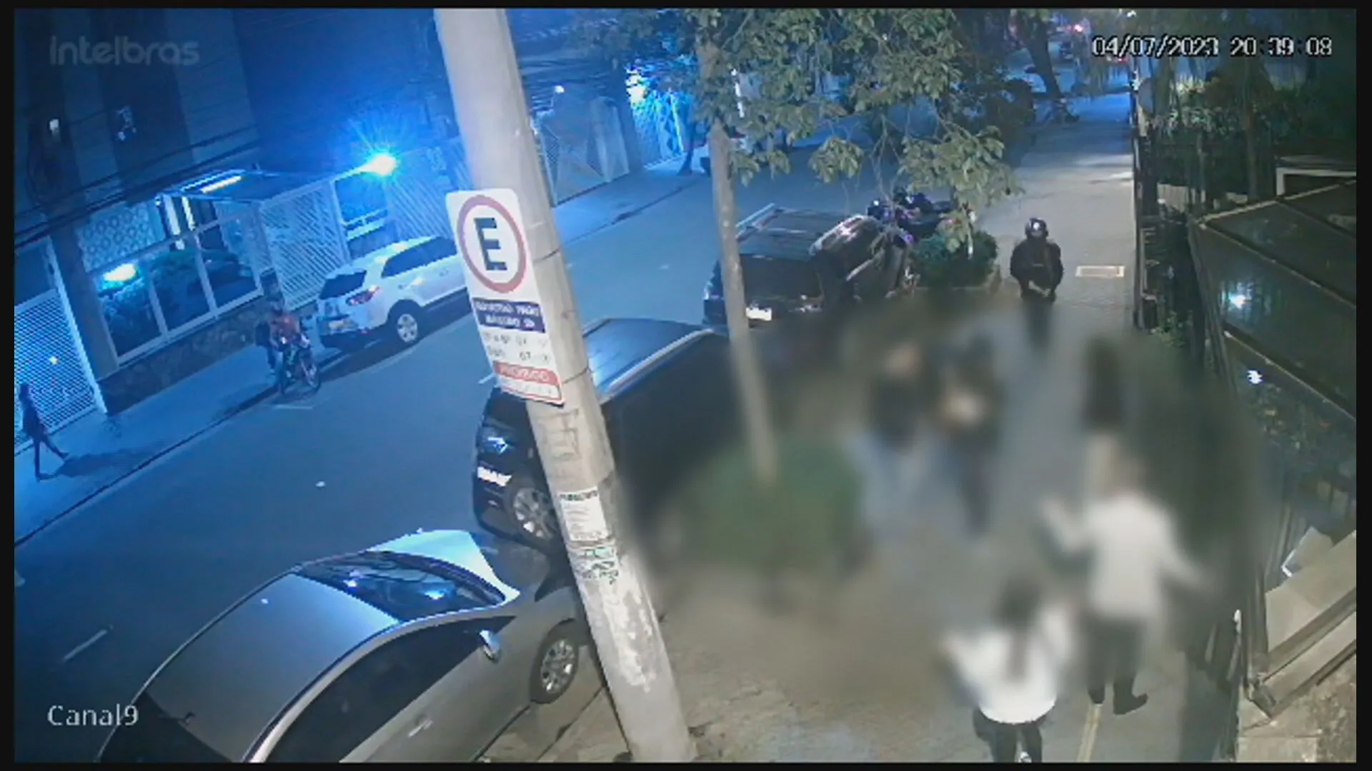 Pessoas andando em Pinheiros, São Paulo, atentas ao redor, com celulares, simbolizando a preocupação com roubos e furtos de celular.