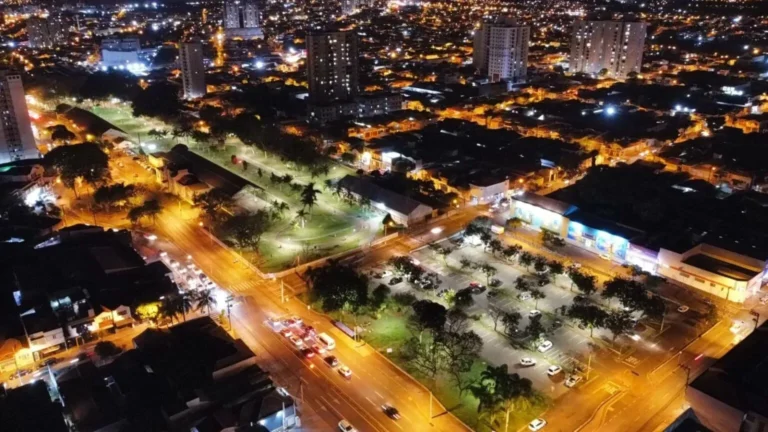 Rua iluminada à noite em Piracicaba com postes de luz LED