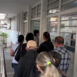 Calendário com data marcada em ambiente de hospital, simbolizando faltas em consultas Piracicaba e o problema das vagas perdidas no SUS.