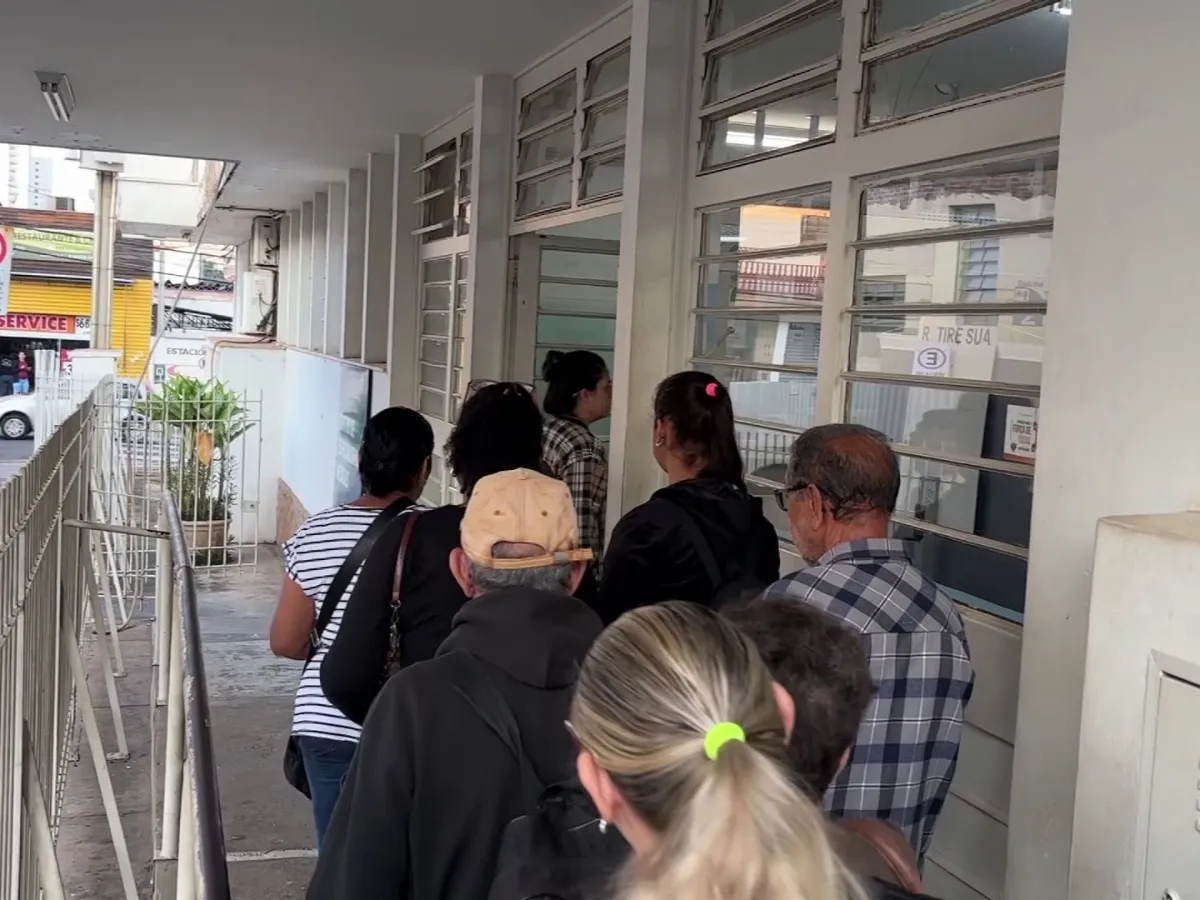 Calendário com data marcada em ambiente de hospital, simbolizando faltas em consultas Piracicaba e o problema das vagas perdidas no SUS.