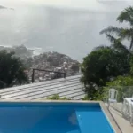 Mansão com piscina de borda infinita e vista para o mar no Vidigal
