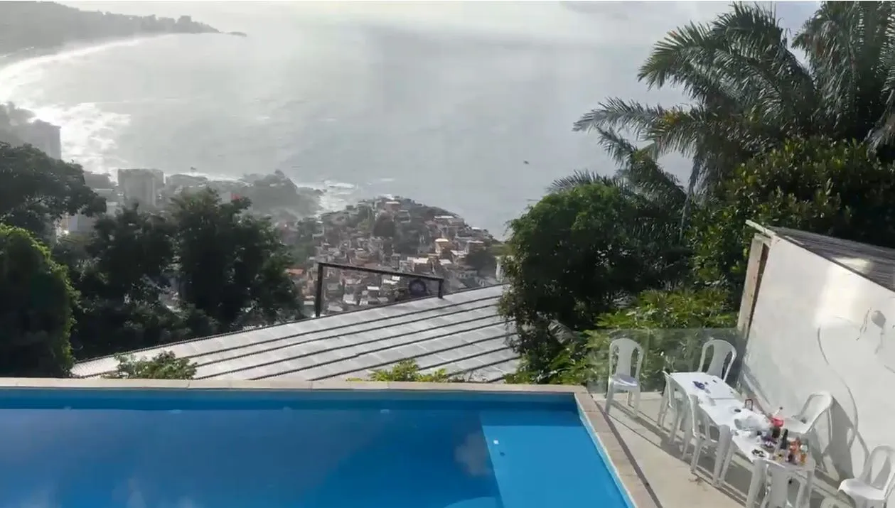 Mansão com piscina de borda infinita e vista para o mar no Vidigal