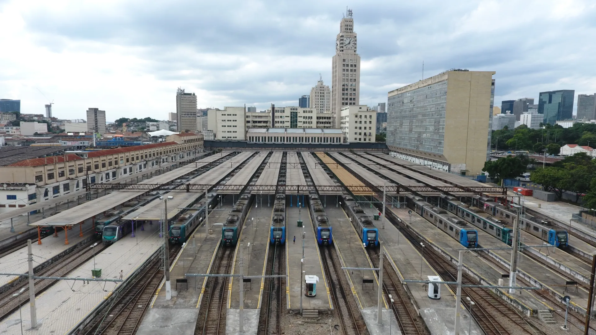 Pagamento de passagem de trem com PIX via QR code em estação no Rio