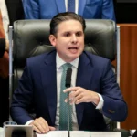 Congresso Nacional e martelo de juiz, representando o PL da Dosimetria e o veto de Lula