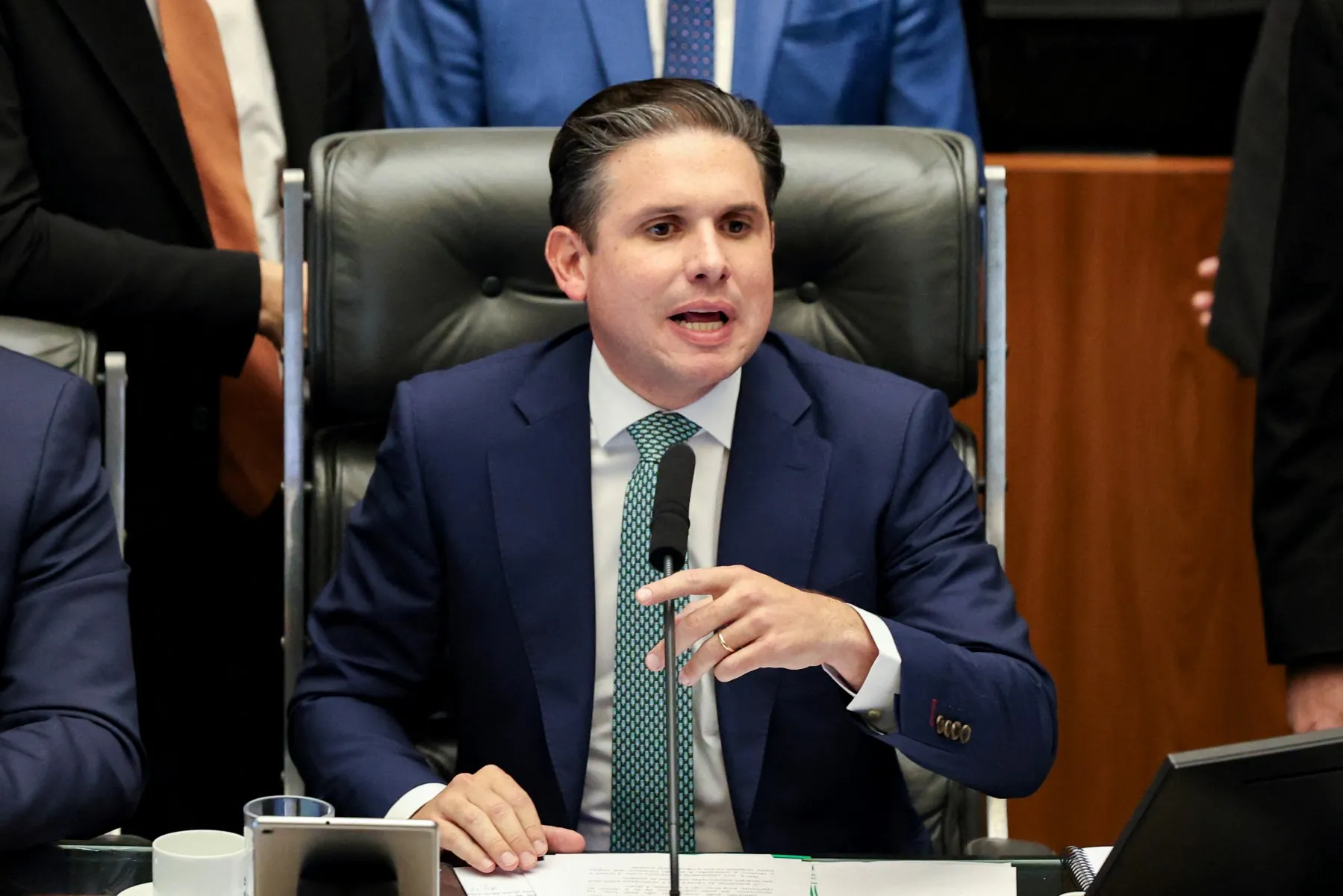 Congresso Nacional e martelo de juiz, representando o PL da Dosimetria e o veto de Lula