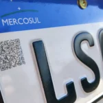Placa Mercosul de veículo com letras e números