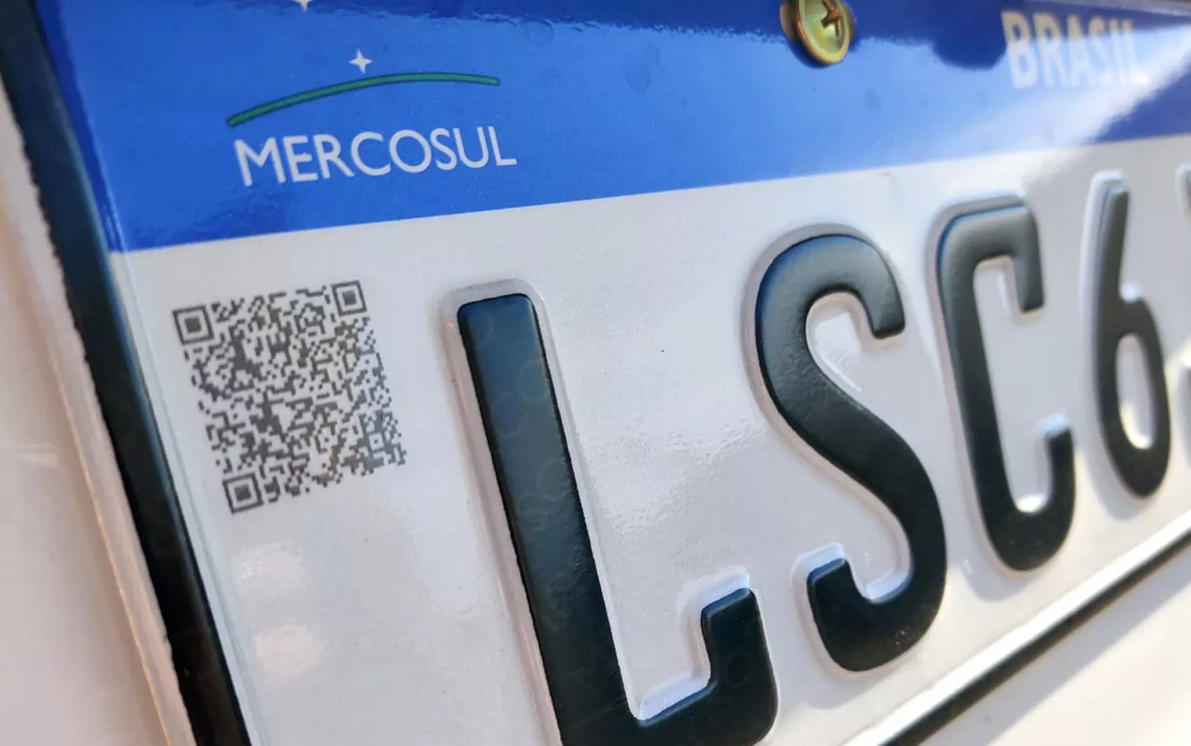 Placa Mercosul de veículo com letras e números
