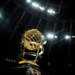 Jogadores em ação durante os Playoffs NBB 2025/2026, com destaque para a competição nas oitavas de final.