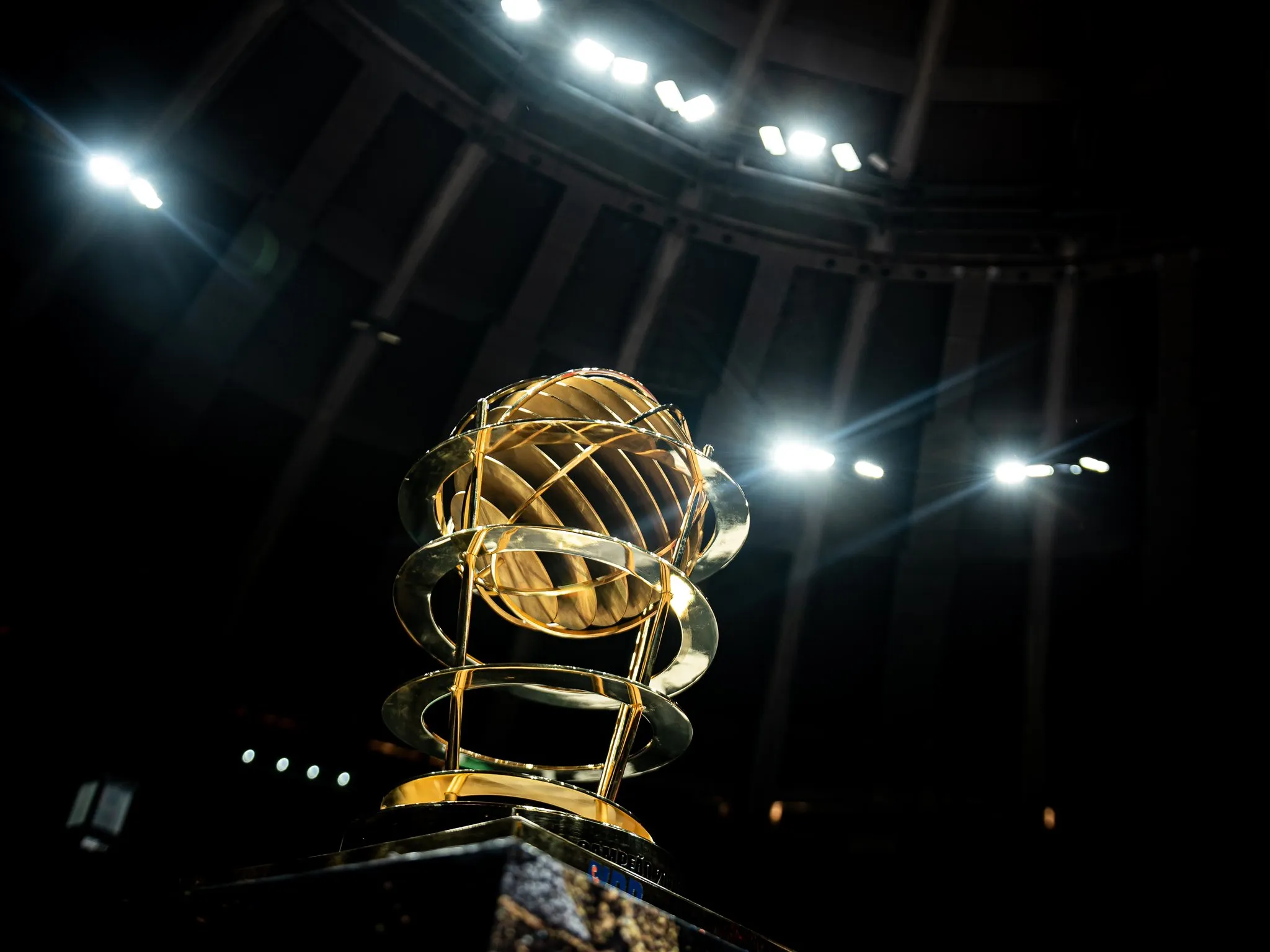 Jogadores em ação durante os Playoffs NBB 2025/2026, com destaque para a competição nas oitavas de final.