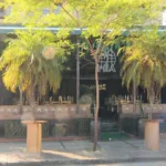 Policial militar sendo detido pela polícia em bar do Rio de Janeiro após discussão que resultou em morte