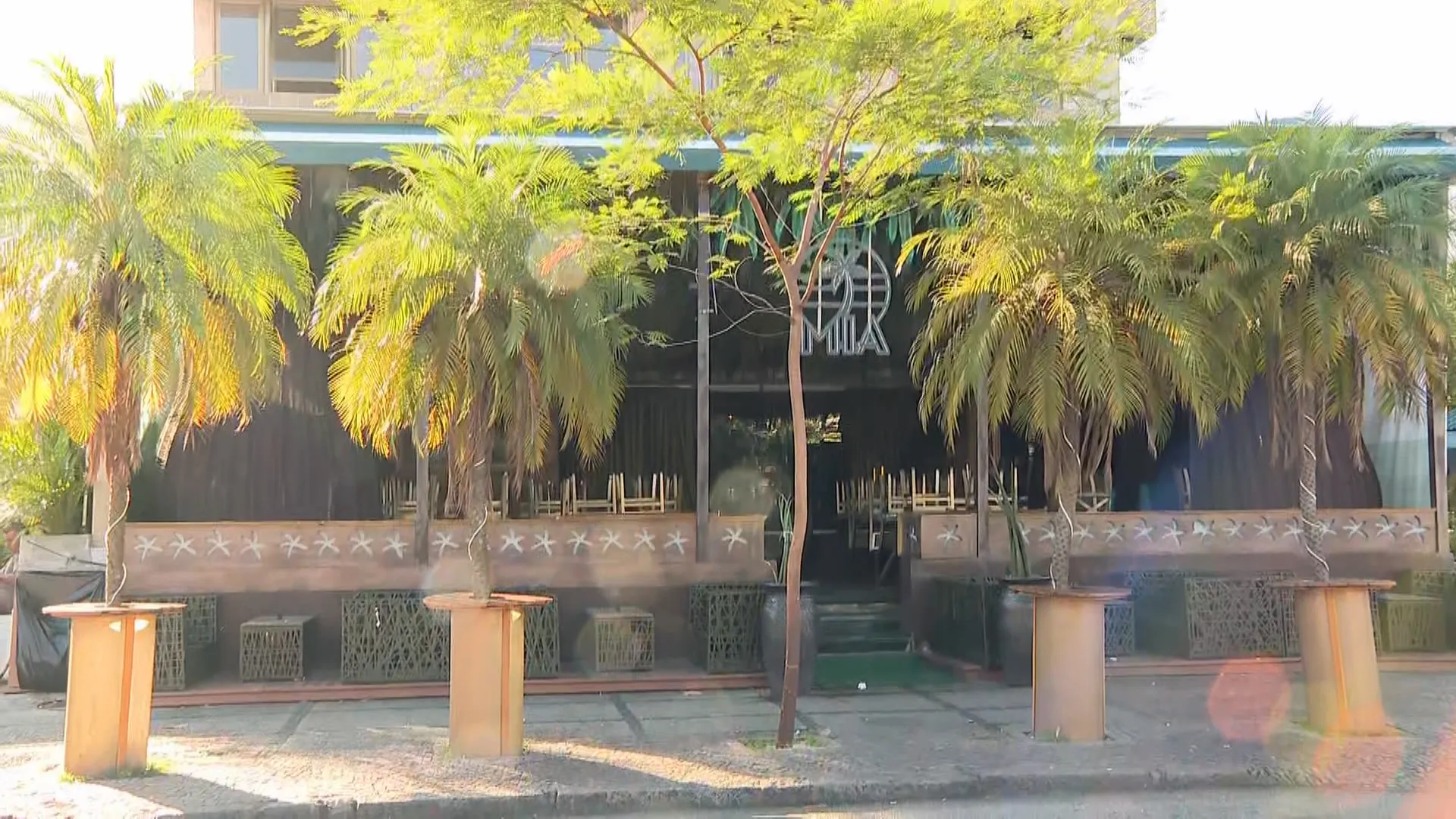 Policial militar sendo detido pela polícia em bar do Rio de Janeiro após discussão que resultou em morte