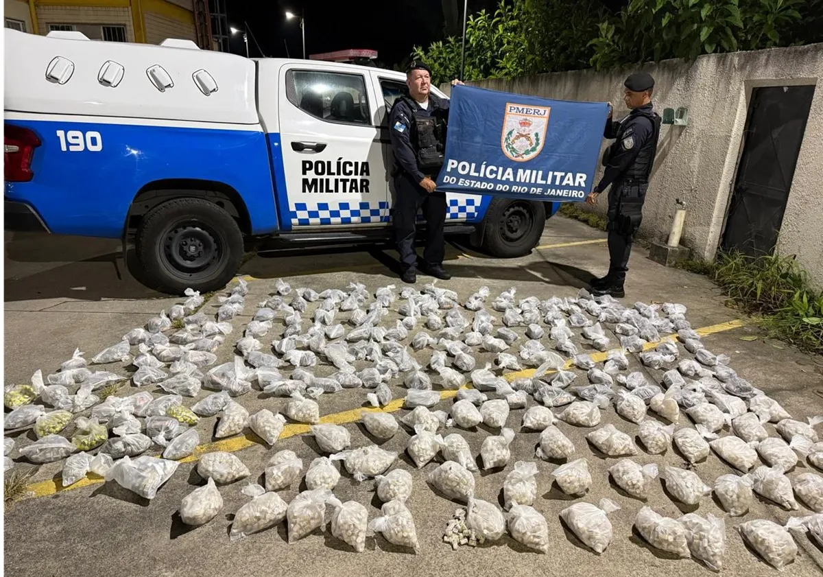 Policiais militares ao lado de grande apreensão de drogas em Petrópolis