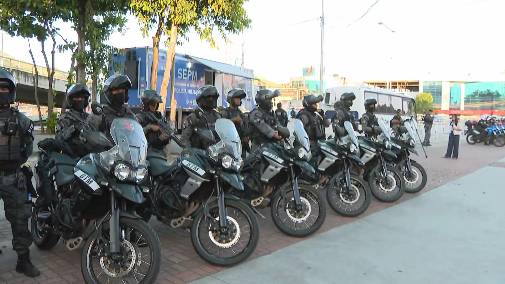 Operação Impacto no Méier com policiais e viaturas