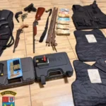 Arsenal de armas e dinheiro apreendidos pela PM em caso de violência doméstica