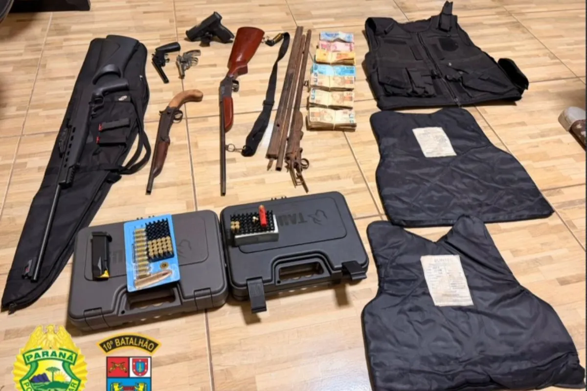 Arsenal de armas e dinheiro apreendidos pela PM em caso de violência doméstica