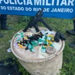 Polícia apreende submetralhadora, munições e drogas em Macaé