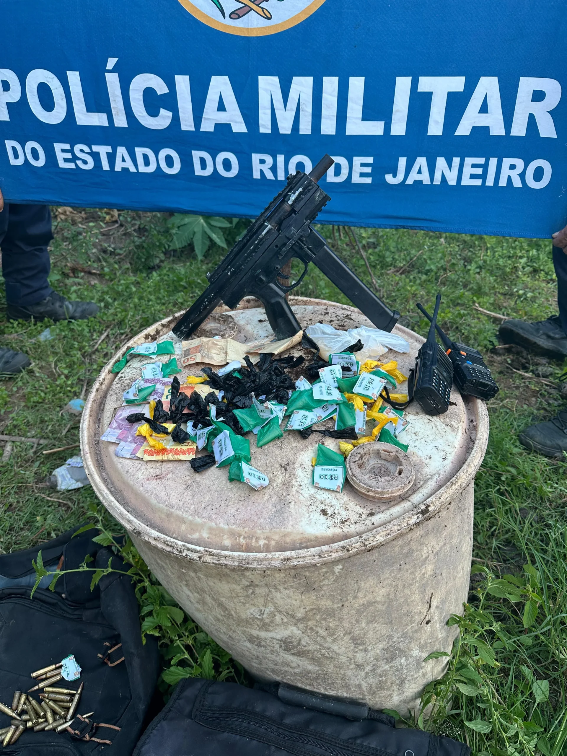 Polícia apreende submetralhadora, munições e drogas em Macaé