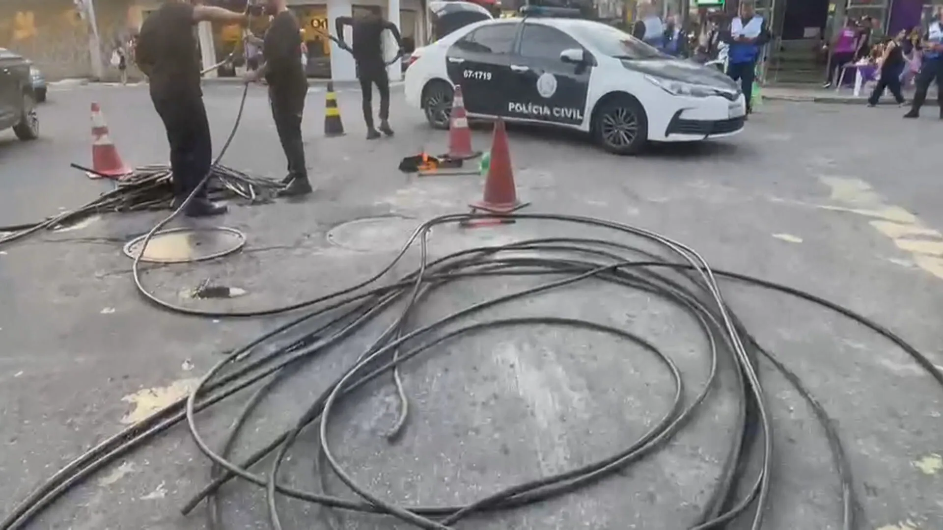 Operação policial com apreensão de cabos de cobre e prisões em Magé