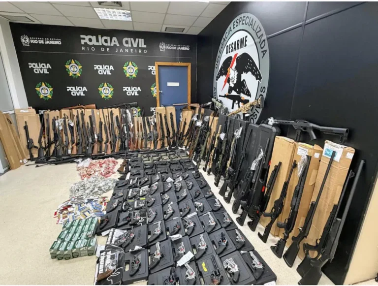 Arsenal de armas e munições apreendidas pela Polícia Civil em loja de São Gonçalo