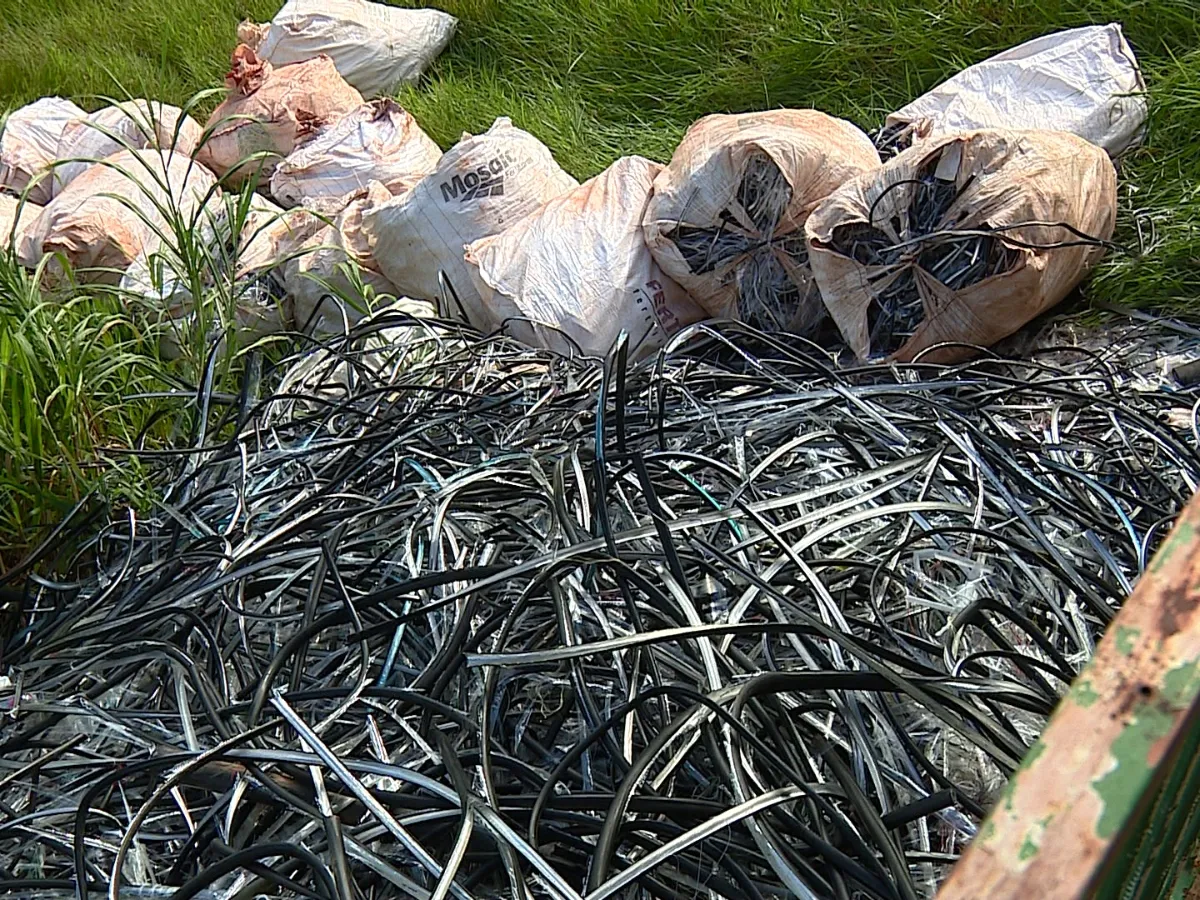 Policiais e fios de cobre furtados em Campinas