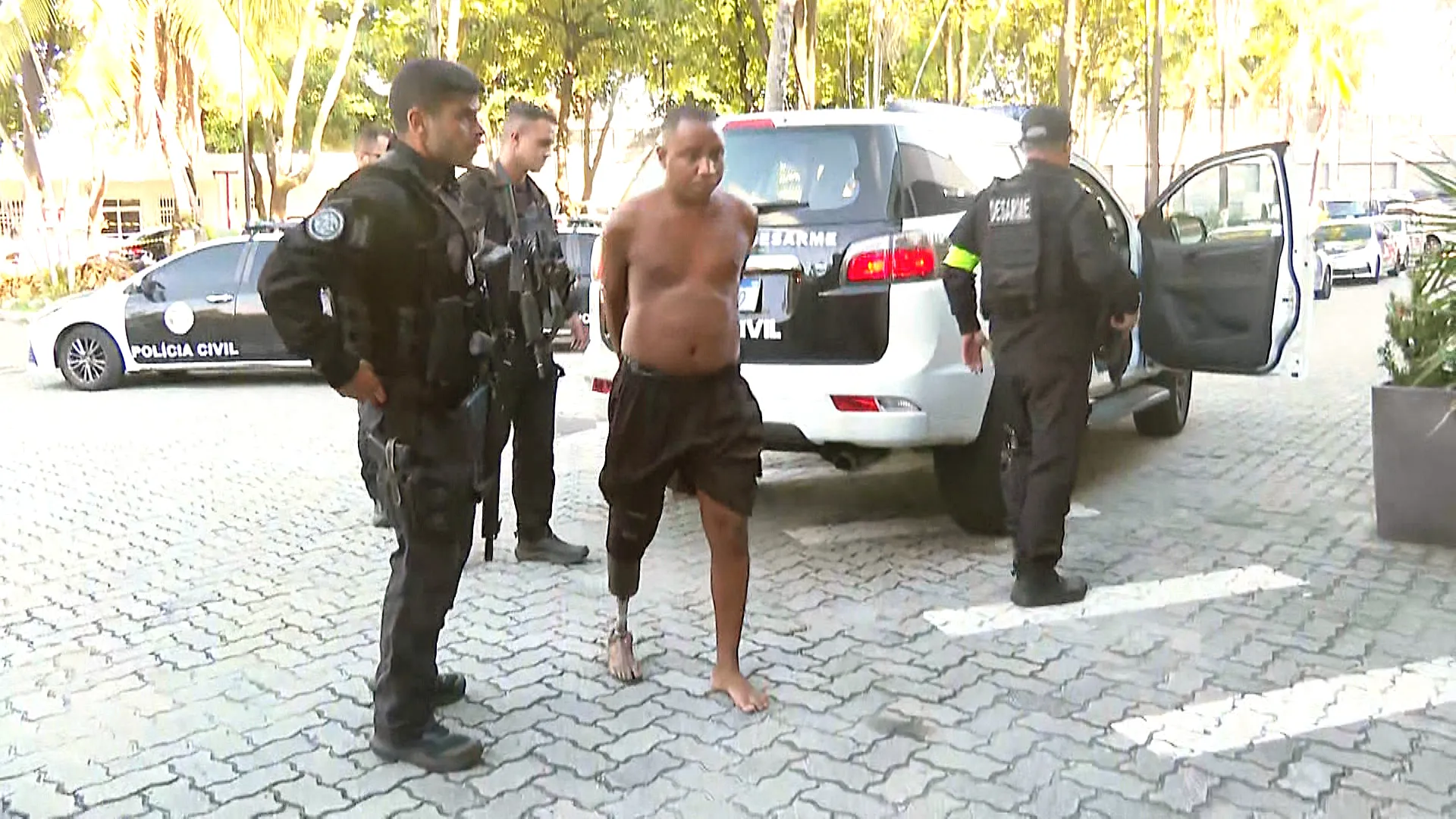 Policiais da DRE e CORE em operação na Pedreira com fuzil e suspeito