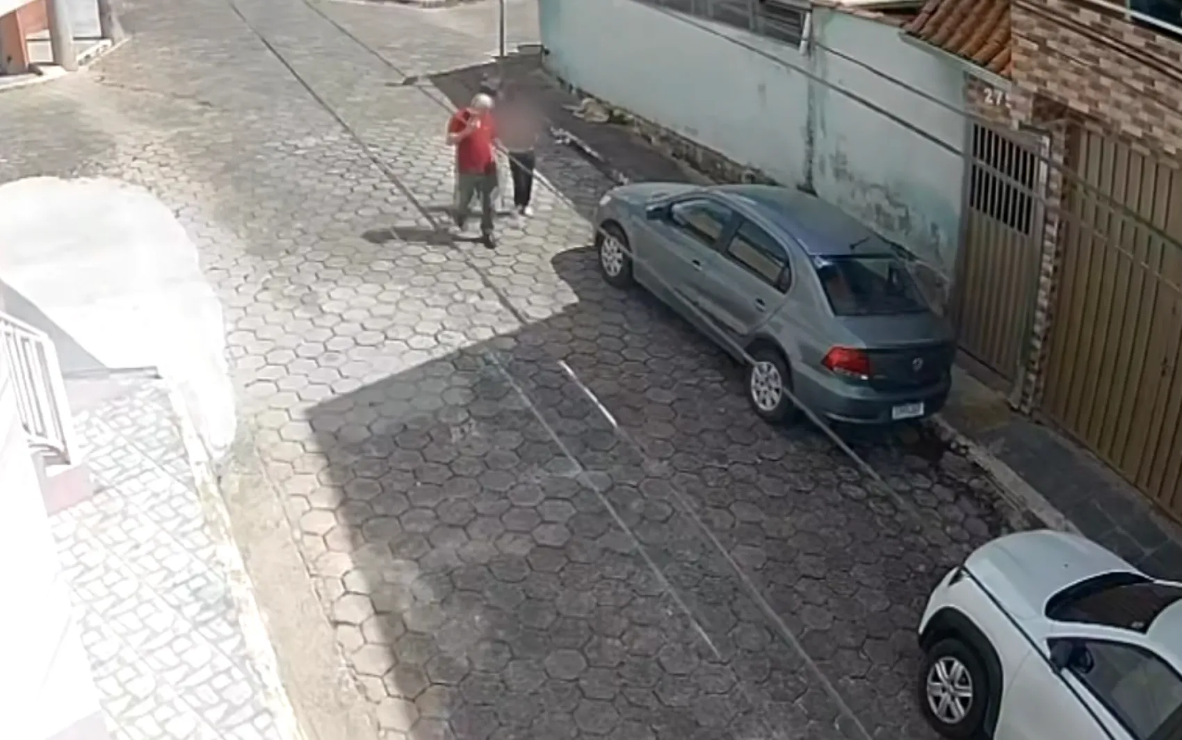 Policial e mãe conversam sobre menina desaparecida em Minas Gerais