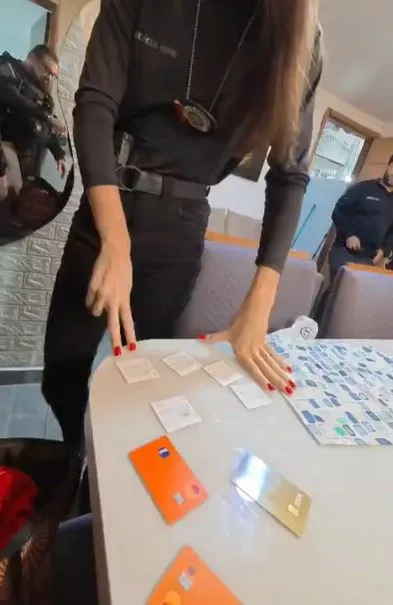 Máquina de cartão sendo investigada pela polícia em operação contra golpes online