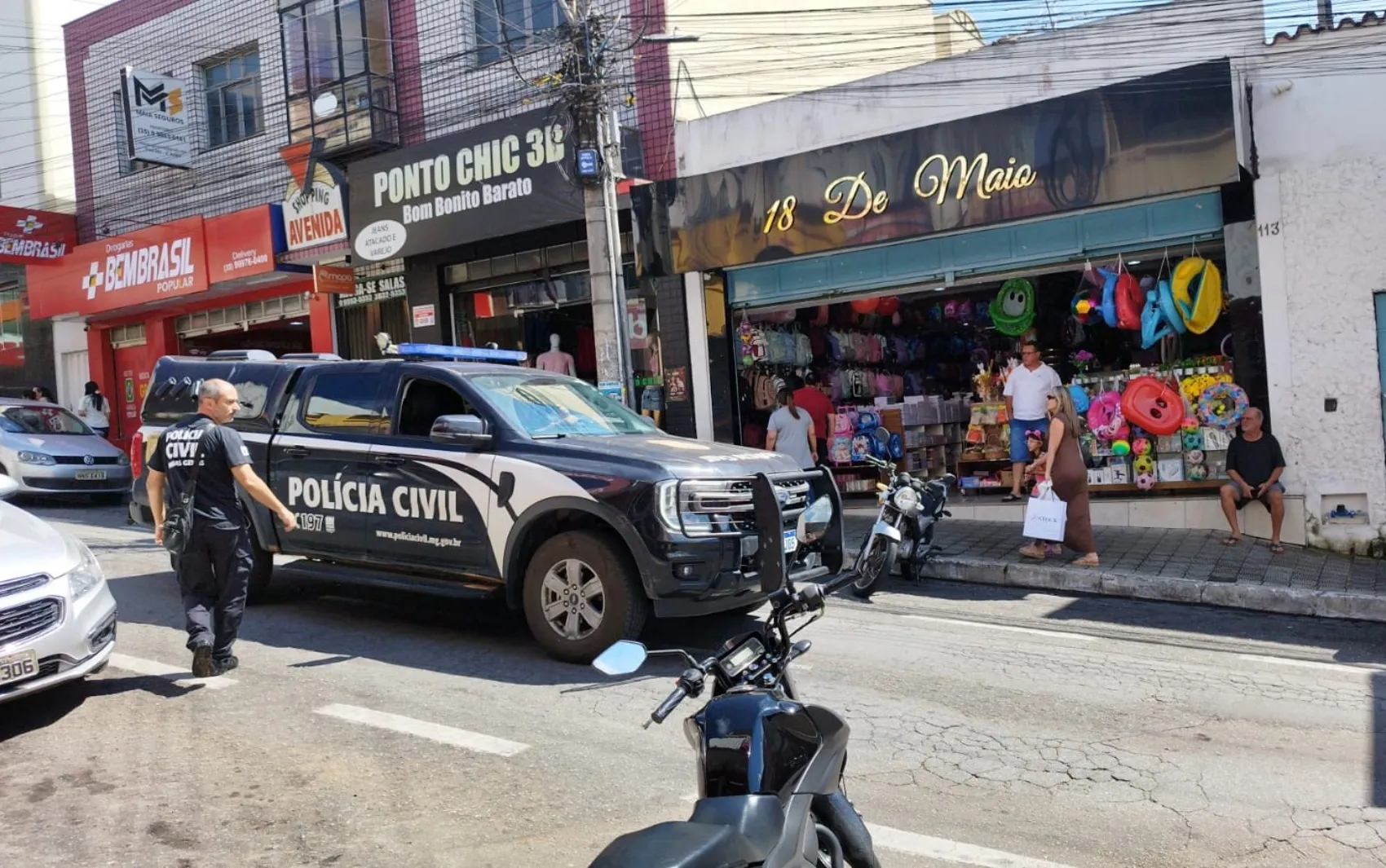 Polícia em frente a loja queimada em Campo Belo