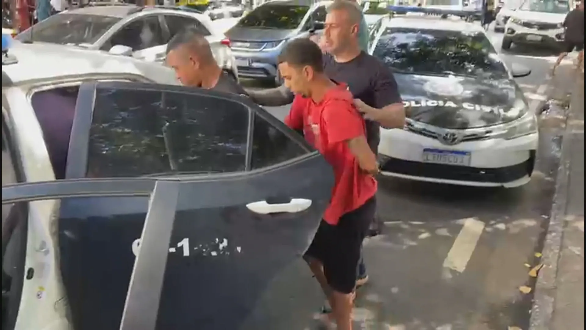 Cleilson Vieira Nascimento e Victor Daniel da Conceição Quadra, suspeitos de roubos de joias, detidos pela Polícia Civil