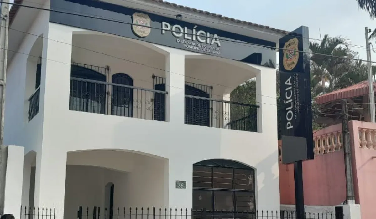 Policiais em ação contra o tráfico de drogas em Sarapuí