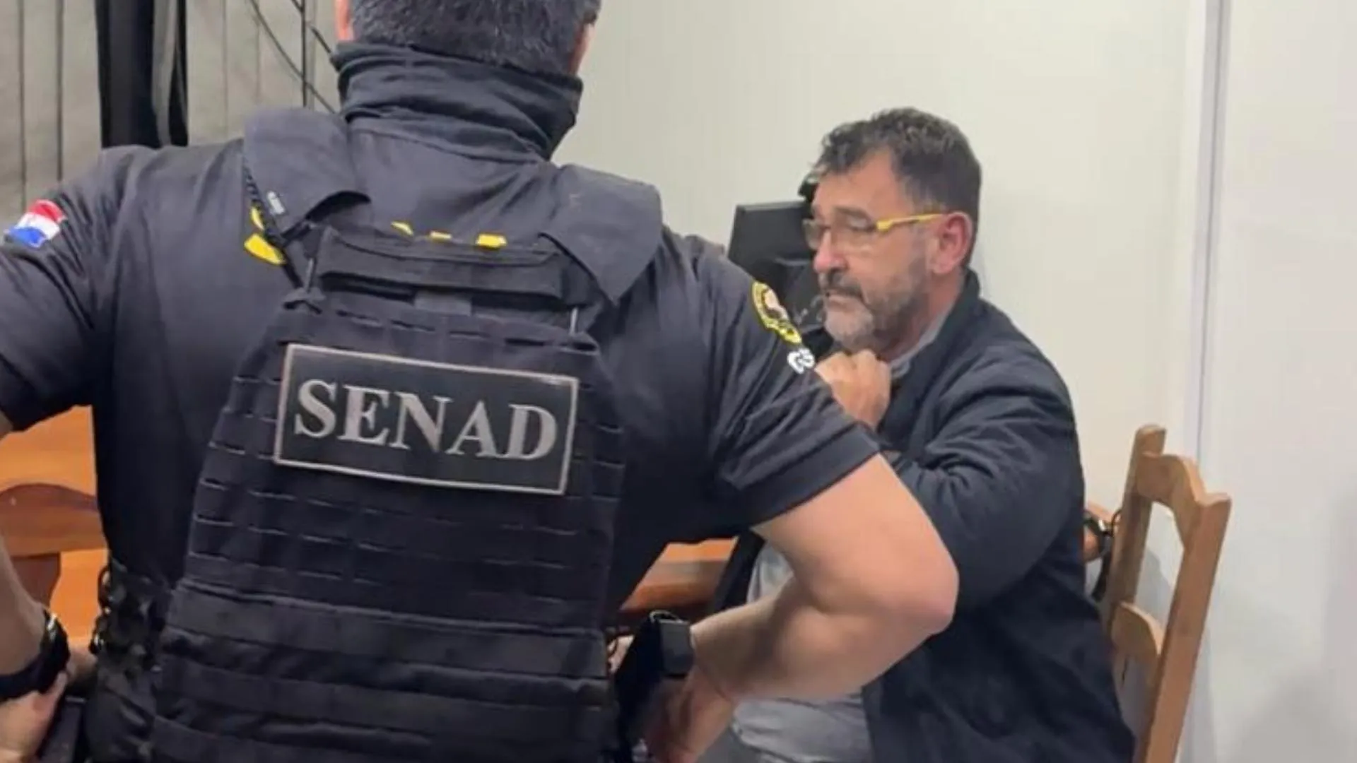 Polícia Federal recebe homem foragido na fronteira