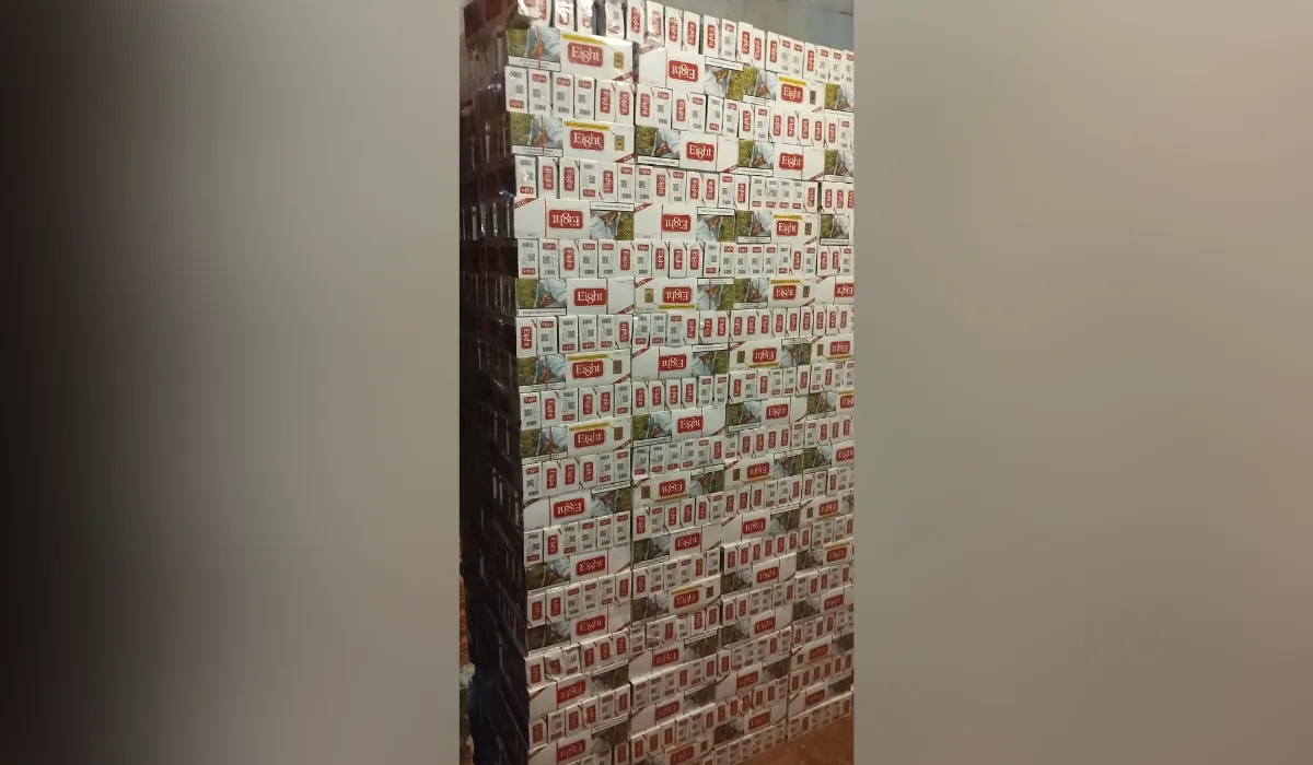 Policiais examinam grande quantidade de cigarros contrabandeados em depósito