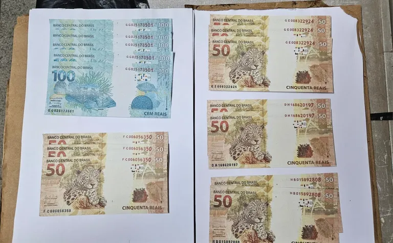 Homem sendo preso pela Polícia Federal com R$ 1 mil em notas falsas em Bauru